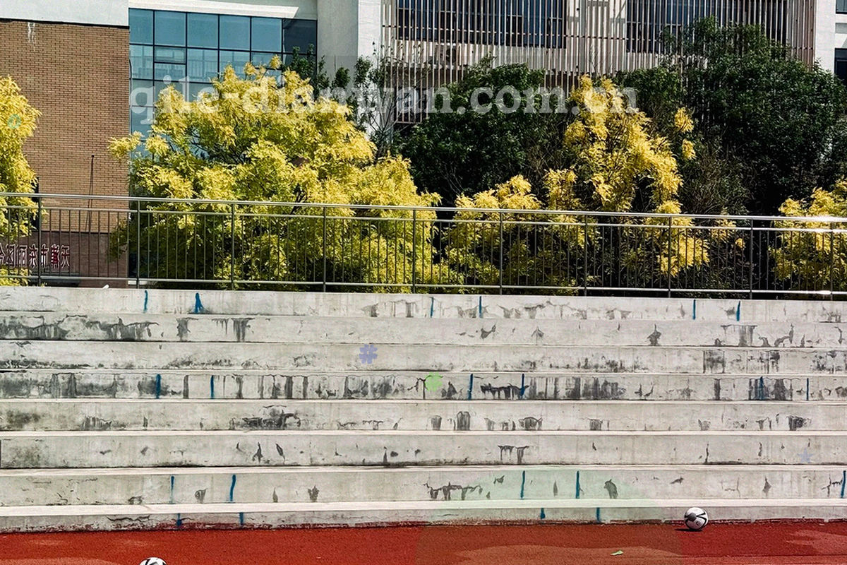 深色界面上的反馈表单示意，含类型选择与描述输入区域